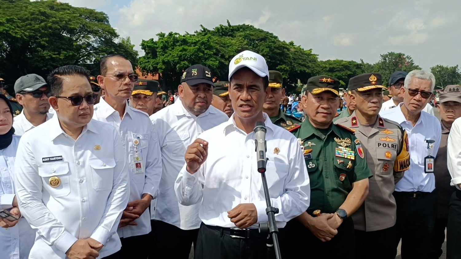 Mentan serahkan bantuan benih dan alat pertanian untuk petani Jatim - ANTARA News