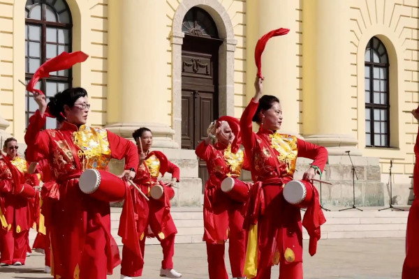 Tarian genderang dari China meriahkan Karnaval Bunga di Hungaria