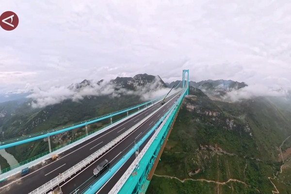 Jembatan tertinggi di dunia resmi dibuka di Guizhou, China barat daya