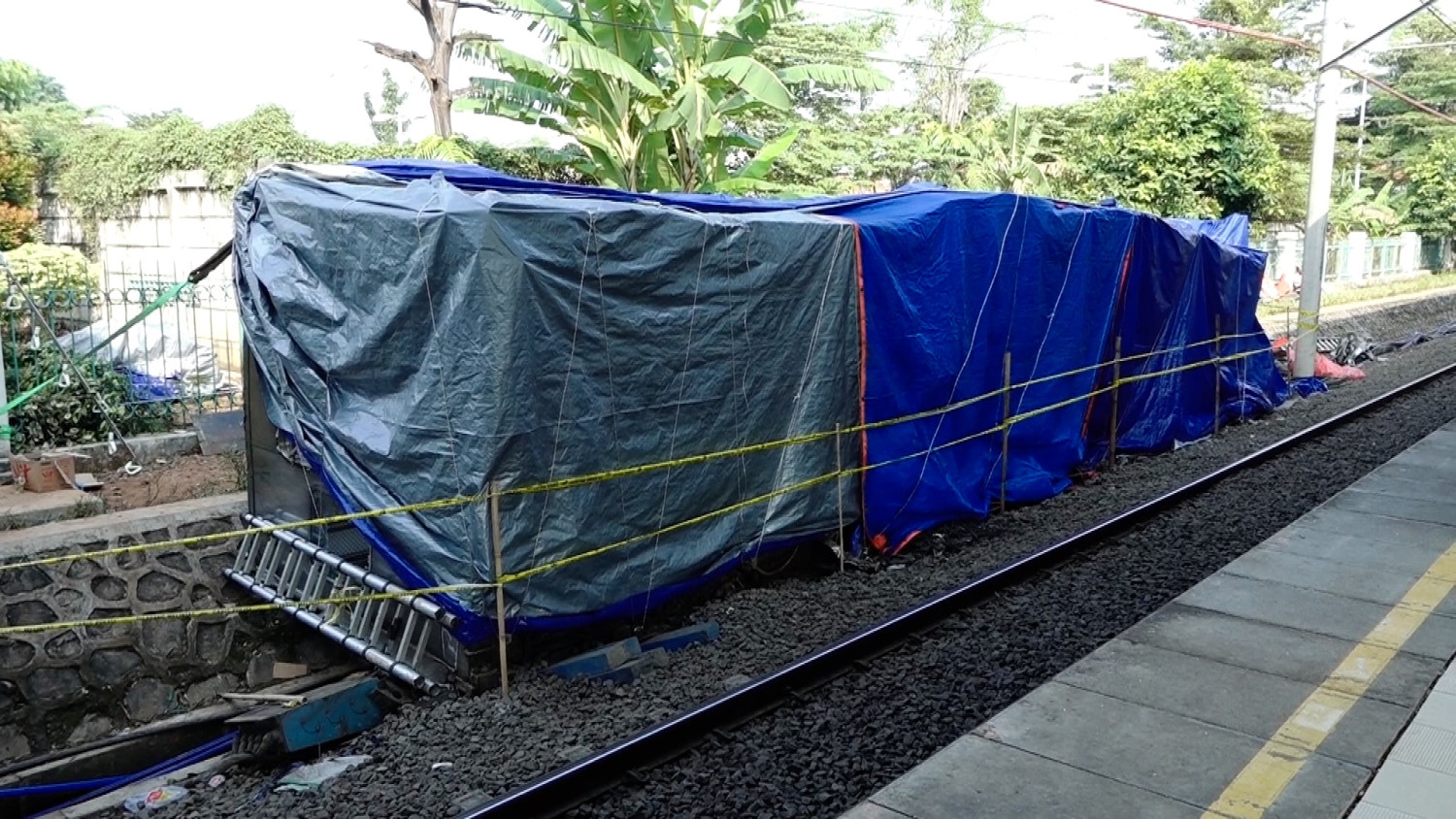 KAI: Proses evakuasi gerbong KRL di Bekasi Timur dilakukan bertahap