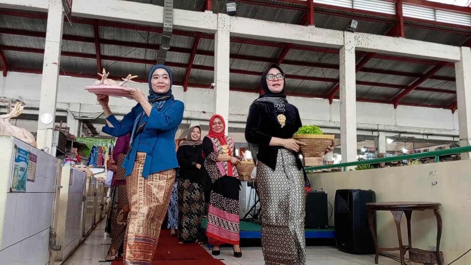Kartini di pasar, emak-emak berkebaya catwalk kampanye kurangi plastik