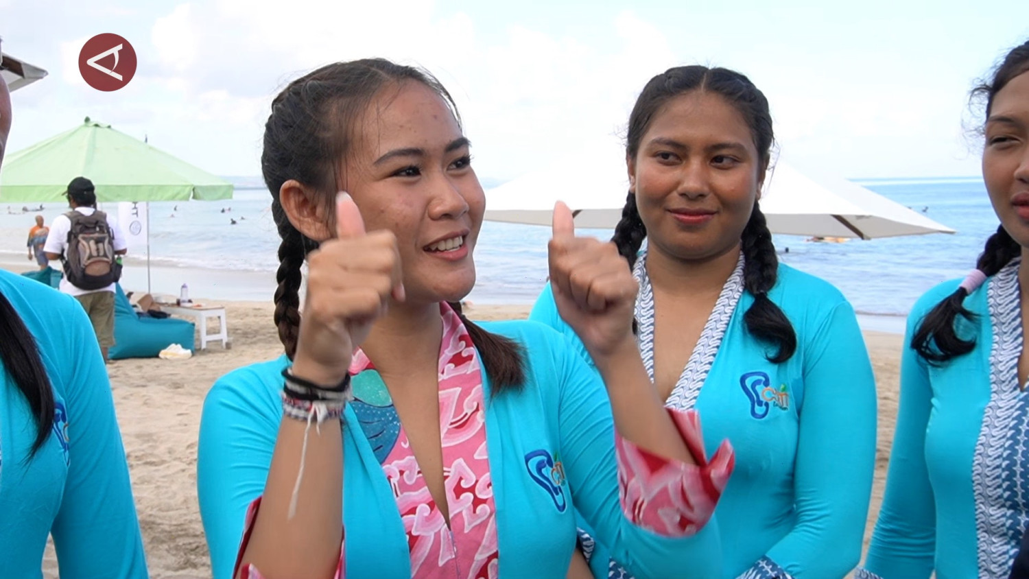 Aksi enam peselancar tunarungu taklukan ombak Pantai Kuta