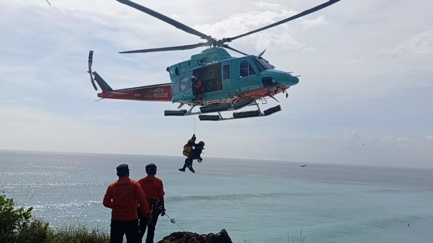 Dua wisman terjebak di tebing, tim SAR lakukan evakuasi udara