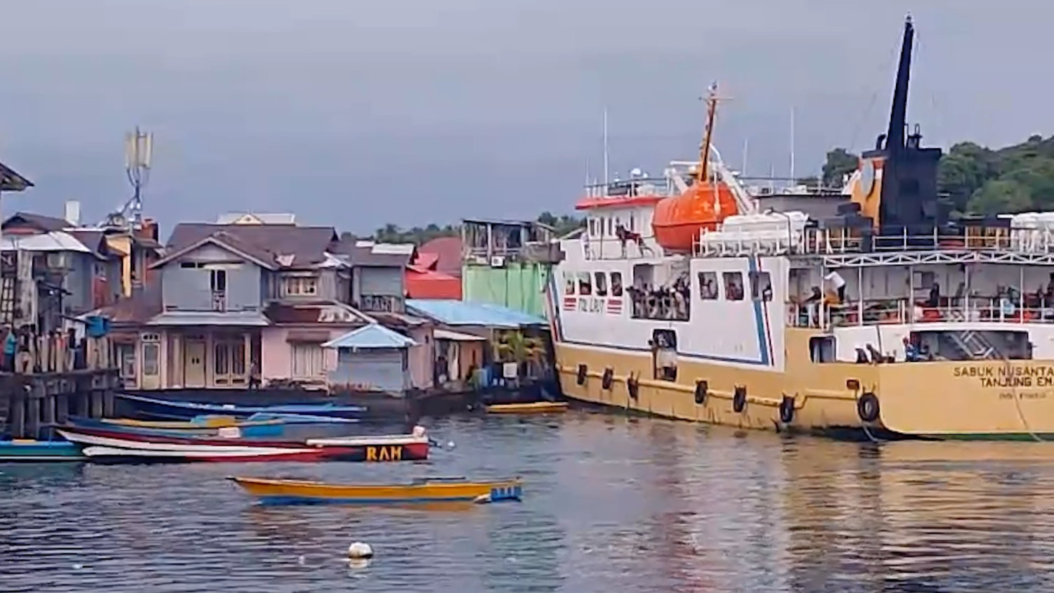 KM Sabuk Nusantara 106 tabrak penginapan dan rumah di Banda Neira