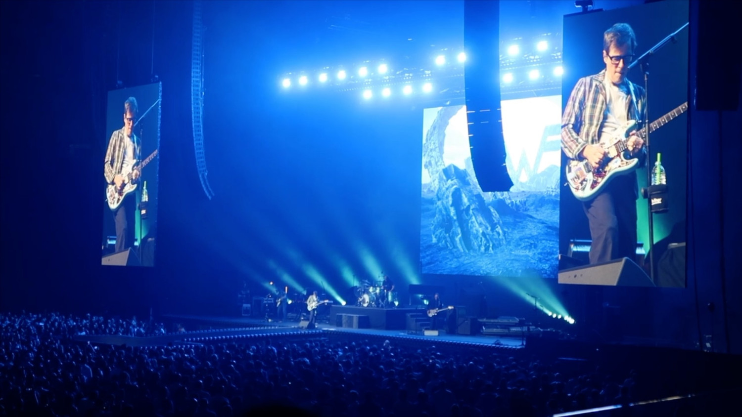 Nostalgia bersama Weezer dan kejutan pop Benson Boone di Las Vegas