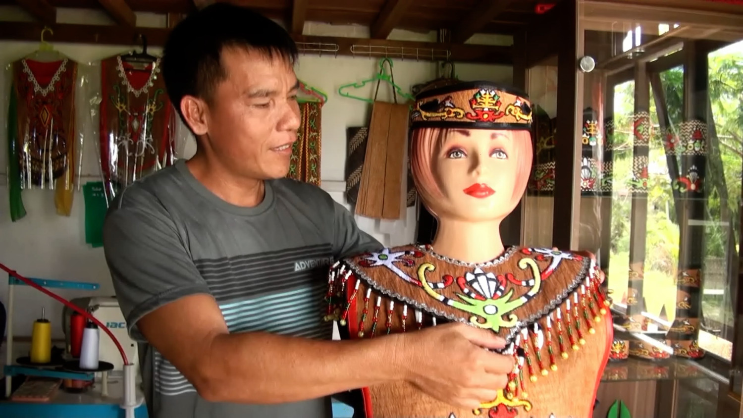 Perajin lokal lestarikan aksesori khas Dayak Kalteng