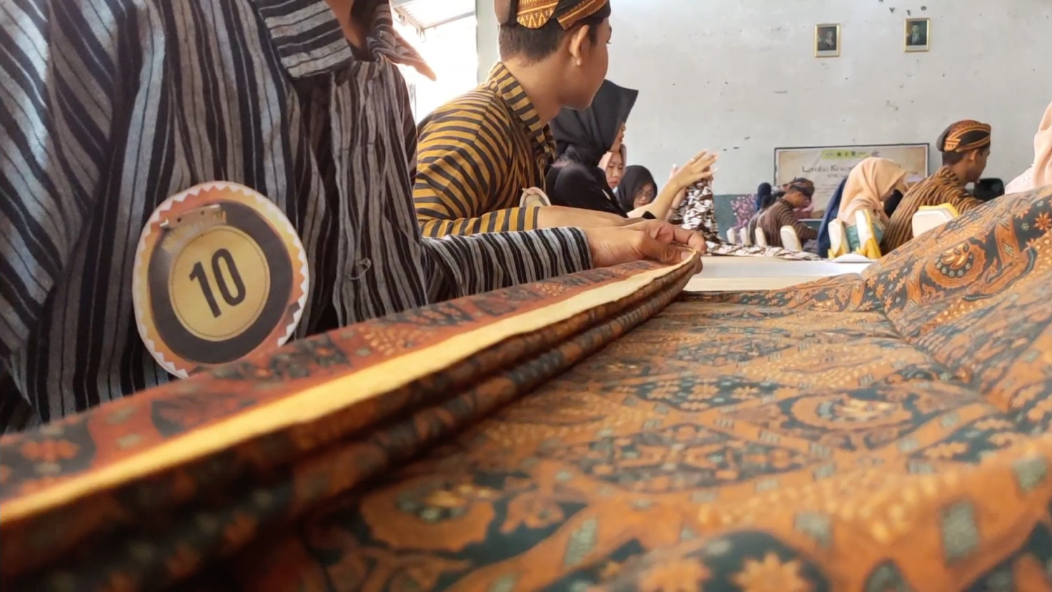 Peringati hari Kartini dengan lomba mewiru jarik di Sragen