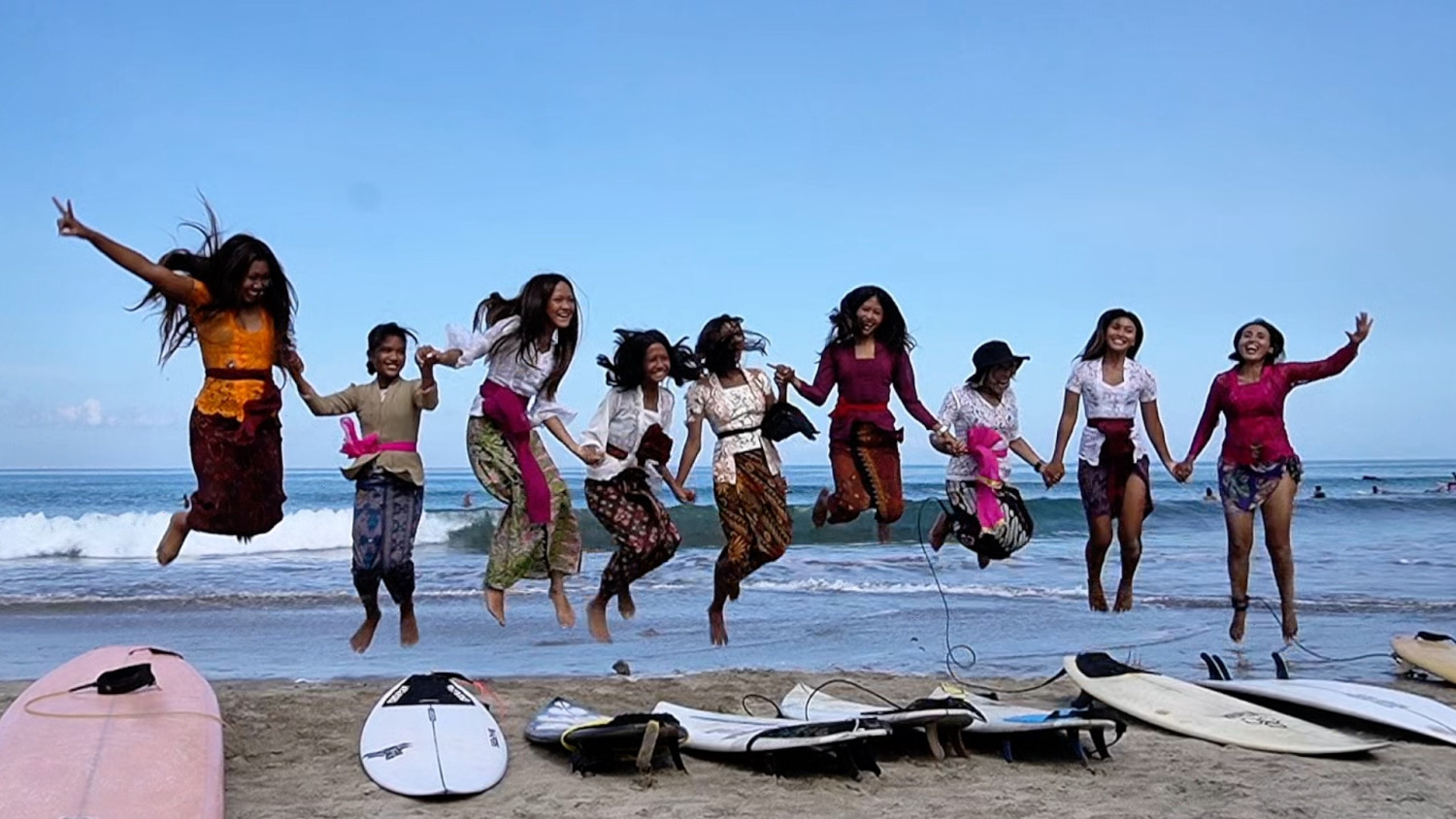 Peselancar berkebaya ikuti Kartini Go Surf di Bali sambut hari Kartini