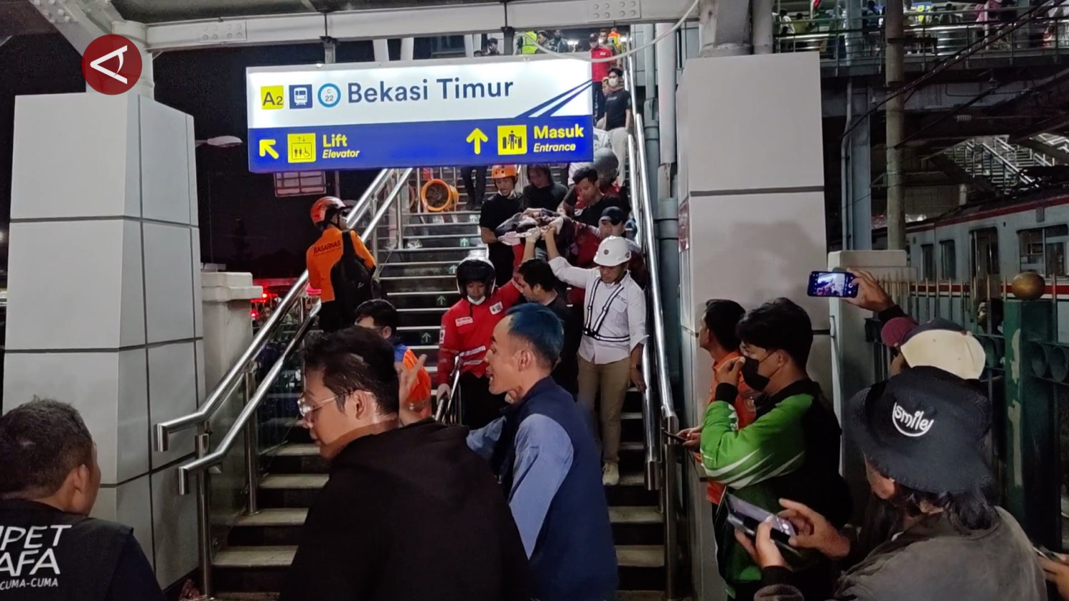 Petugas evakuasi korban kecelakaan kereta di Bekasi Timur