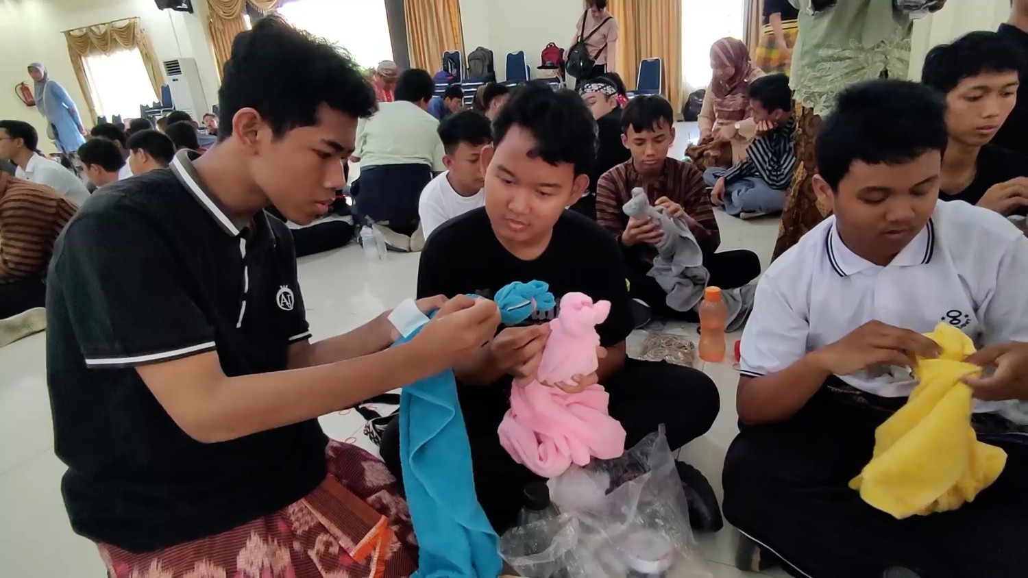 SLB Negeri Semarang asah kreativitas siswa dengan pelatihan seni kria