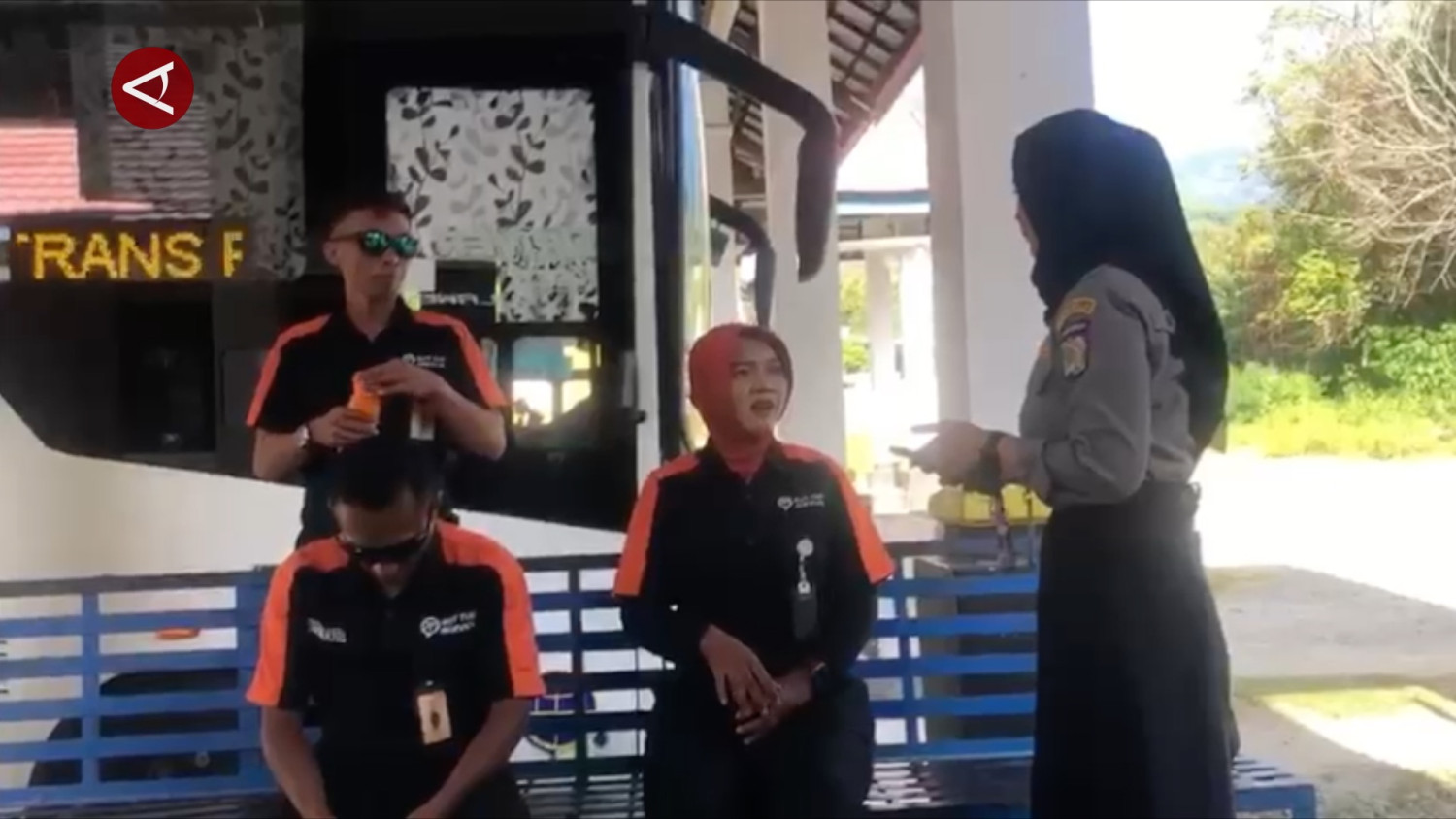 Sopir bus wanita dan nakes berkebaya rayakan Hari Kartini di Kota Palu