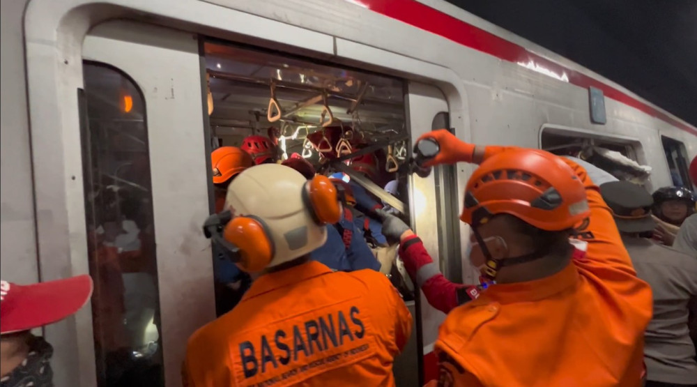 240 penumpang Argo Bromo selamat, korban terhimpit masih dievakuasi