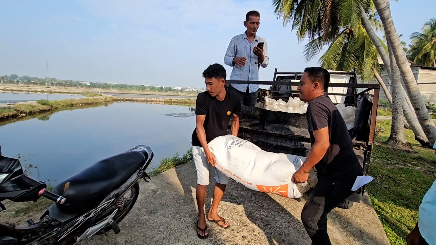 Kelompok tani penyintas bencana di Lhokseumawe terima bantuan benur