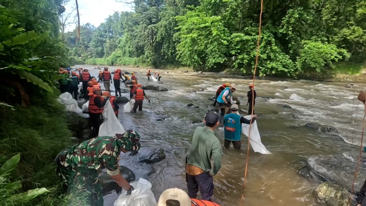 Operasi Plastik di Bogor angkat 1,2 ton sampah dari Sungai Ciliwung