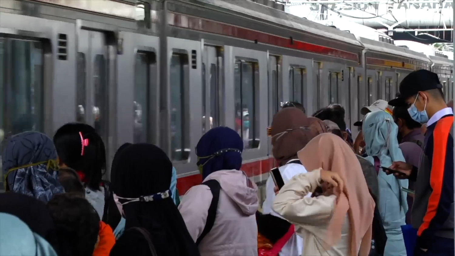 KRL menuju dan dari Stasiun Cikarang hanya berhenti di Stasiun Bekasi