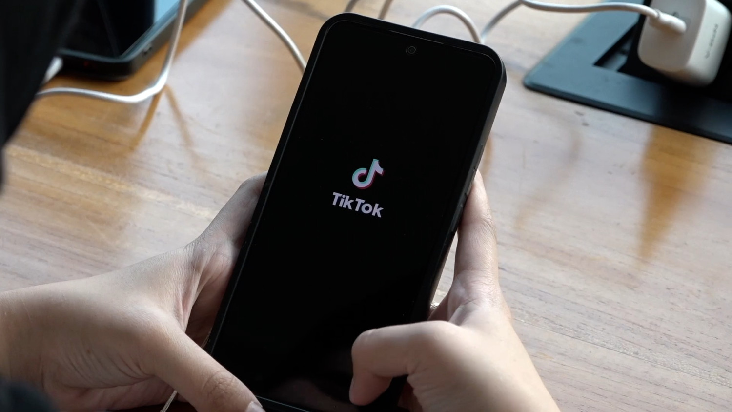TikTok tutup 1,7 juta akun anak, Menkomdigi minta platform lain ikuti
