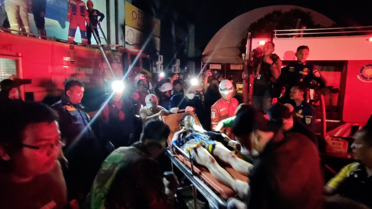 Metro Sport Center Semarang terbakar, dua orang dievakuasi