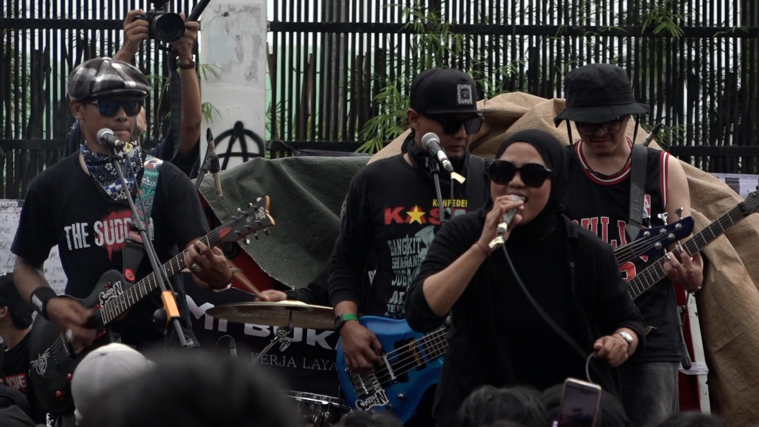 Aksi massa buruh di depan Gedung DPR diwarnai penampilan musik