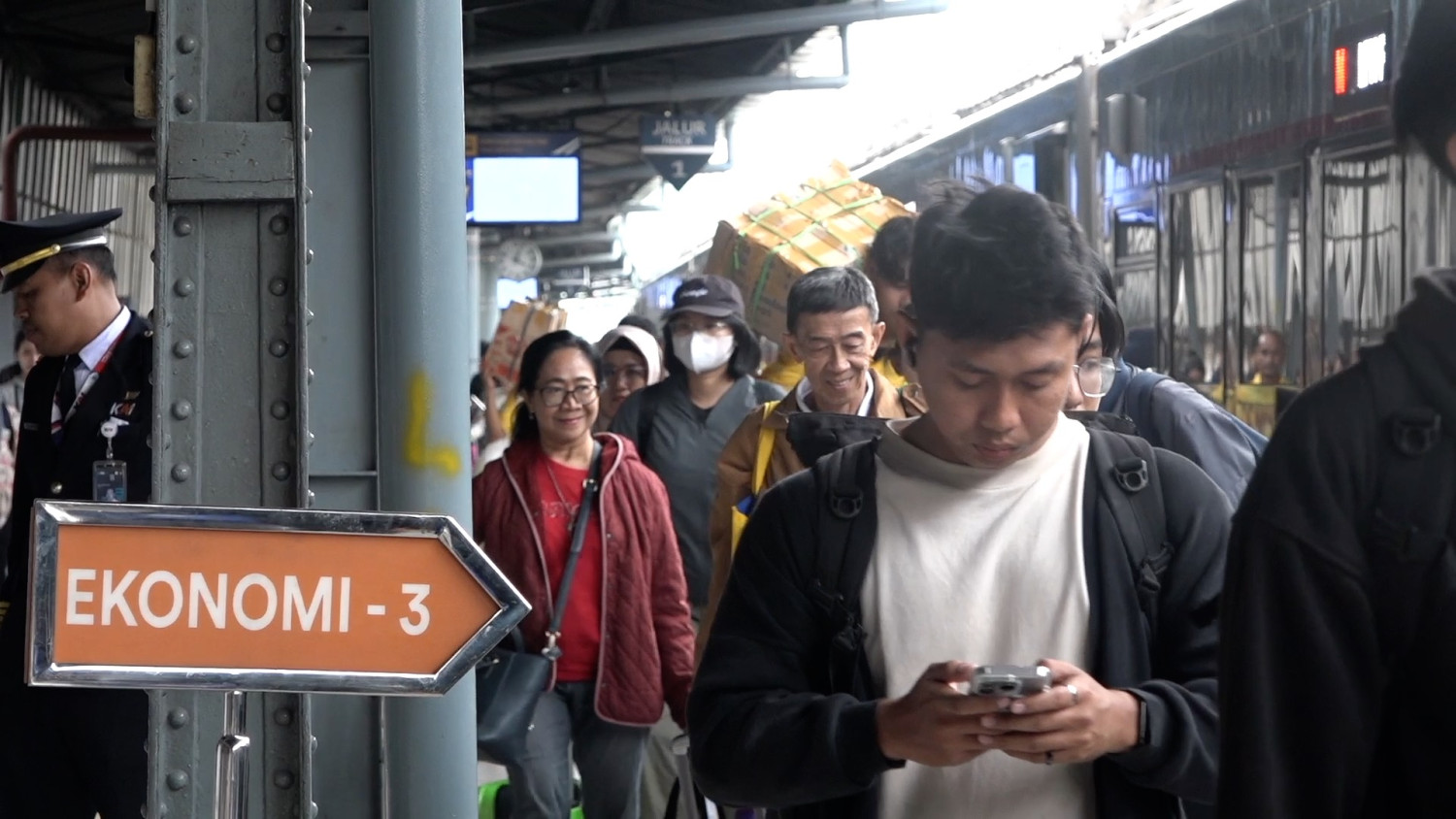 Long weekend, ribuan penumpang kereta api bergerak tinggalkan Jakarta