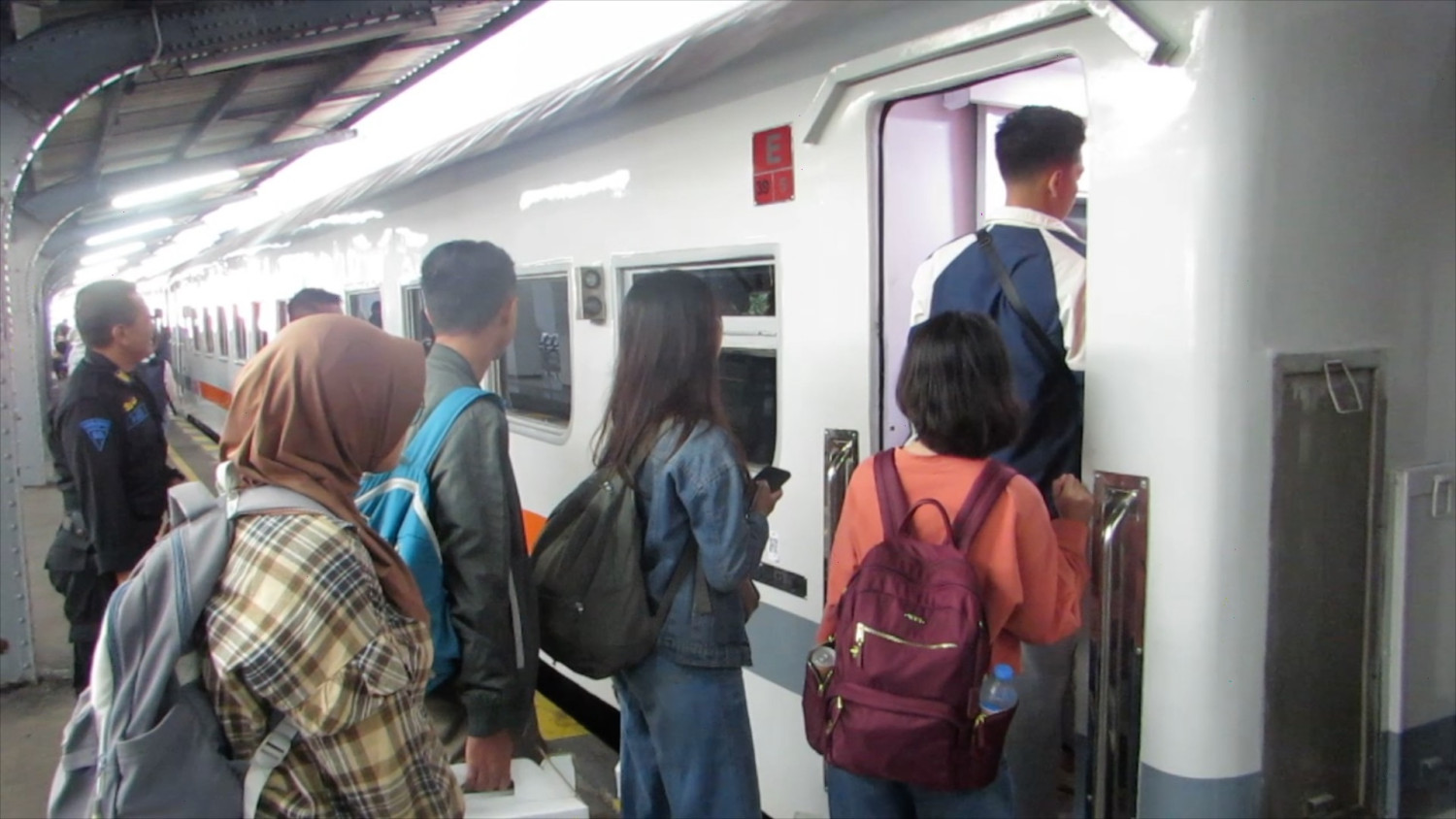 Pantauan arus penumpang kereta di Jatim pada momen libur panjang
