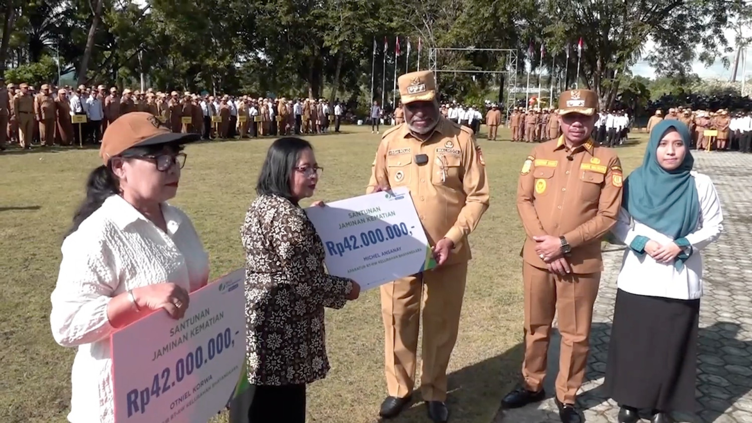 Pemkot Jayapura salurkan santunan kematian kepada pekerja rentan