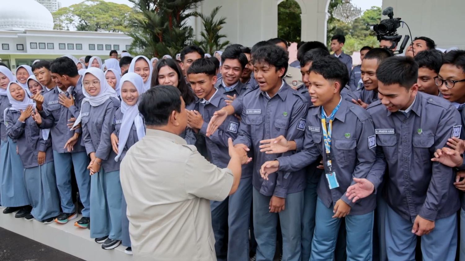 Ratusan pelajar masuk Istana, berinteraksi hangat dengan Presiden