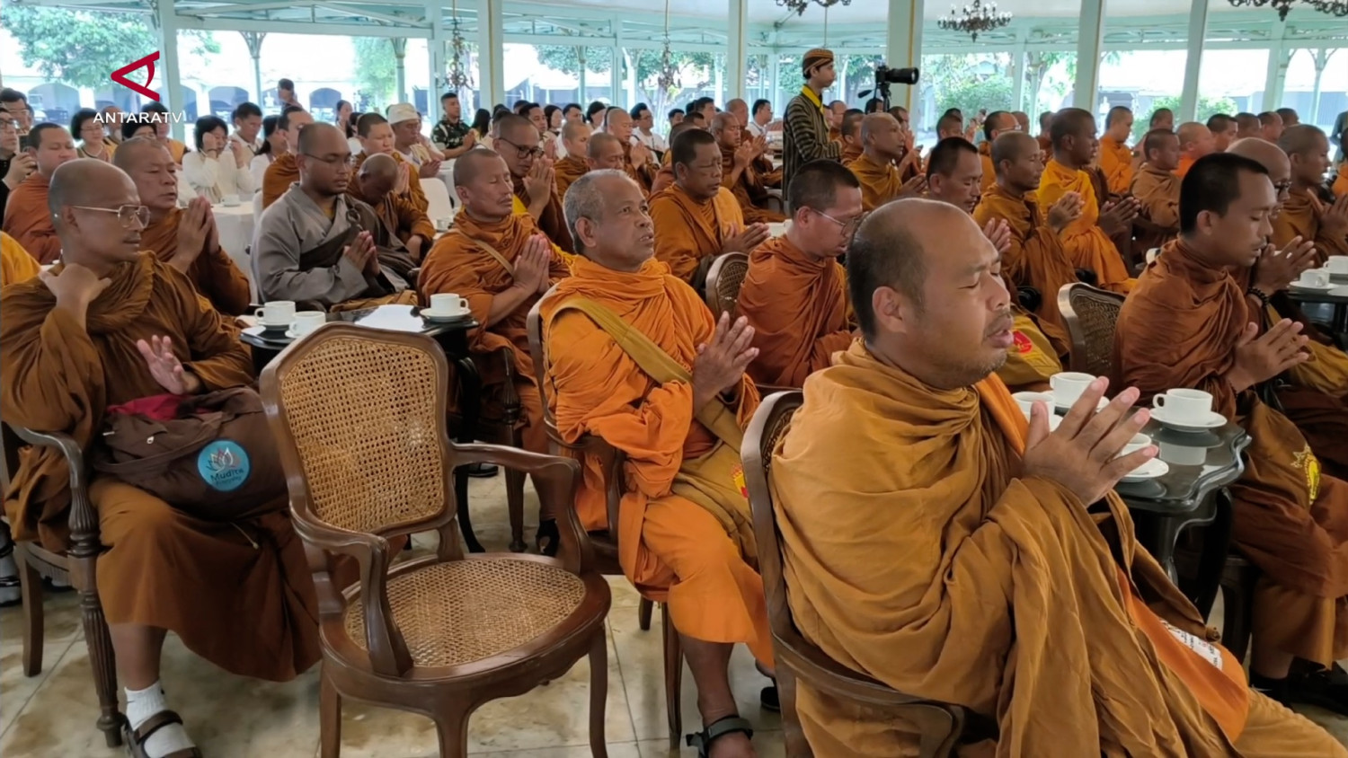Sampai di Solo, Biksu Thudong kunjungi Pura Mangkunegaran