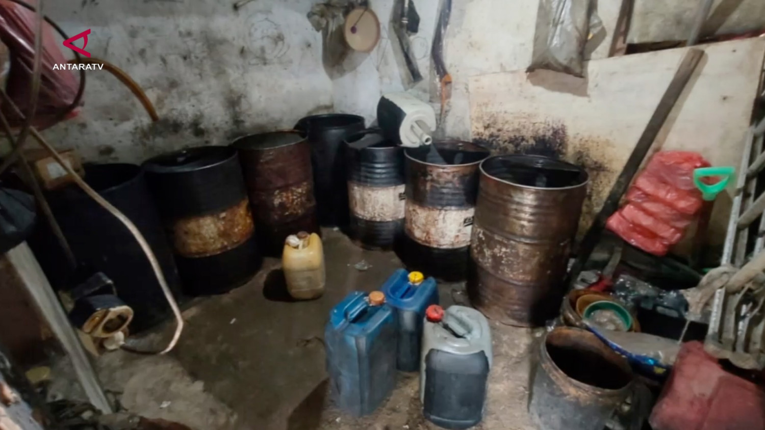 Polda Babel gerebek gudang penimbunan 1.500 liter BBM subsidi