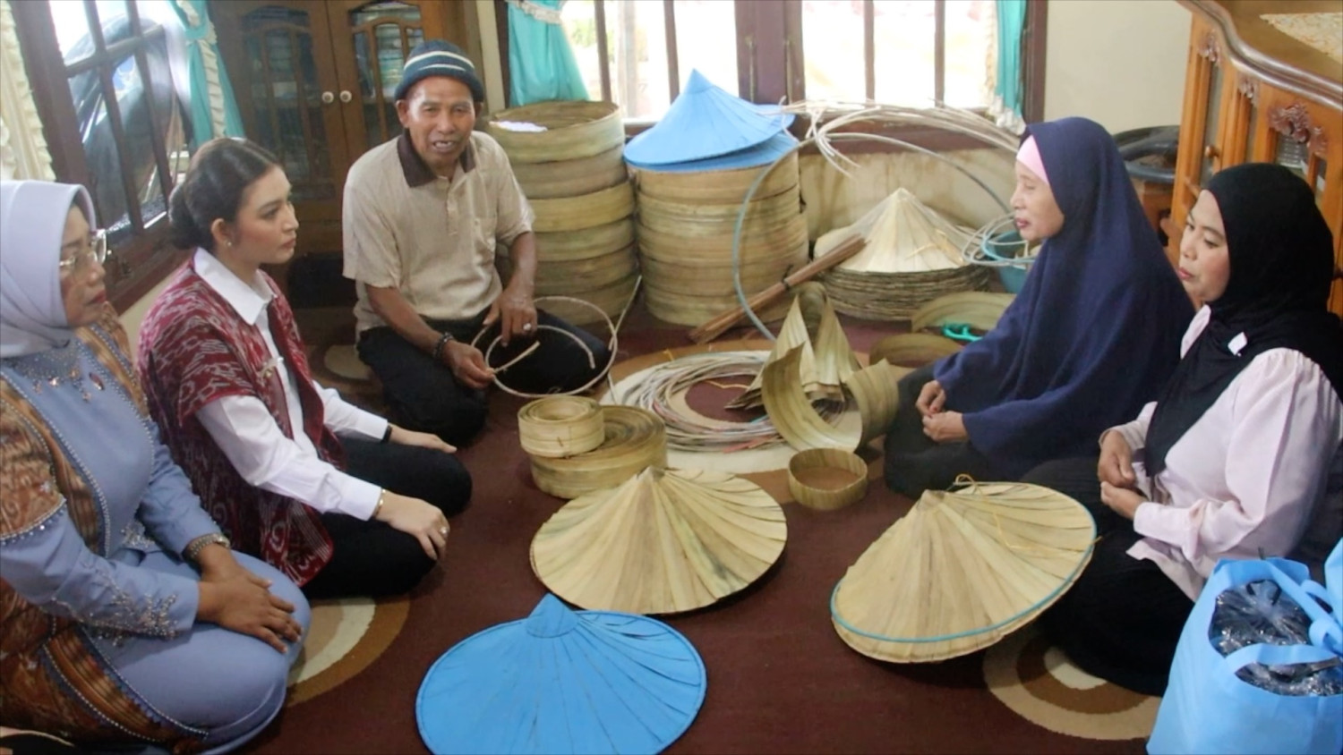 Selvi Ananda tinjau produk kerajinan lansia Kampung Caping Pontianak