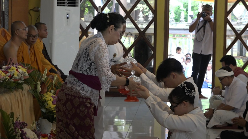 Perayaan Waisak di Wihara Aryawipa Arama TMII berlangsung khidmat