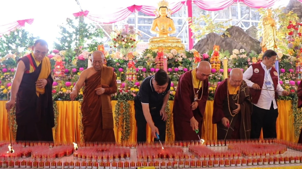 ‎Umat Buddha nyalakan Pelita Perdamaian pada Waisak di Candi Mendut