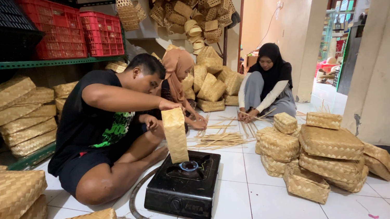 Harga plastik naik, Idul Adha jadi berkah bagi perajin besek bambu