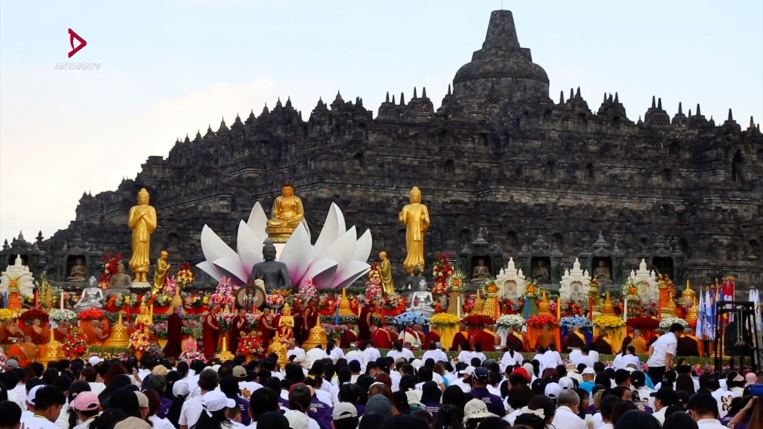 Umat Buddha khidmat ikuti detik-detik Waisak di Candi Borobudur