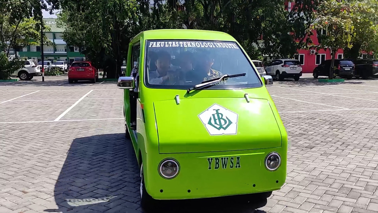Inovasi mahasiswa Semarang, mobil listrik manfaatkan energi matahari