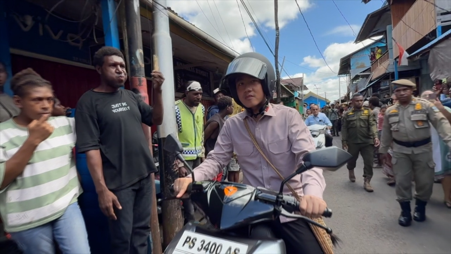 Naik motor listrik, Gibran tinjau program prioritas di Asmat