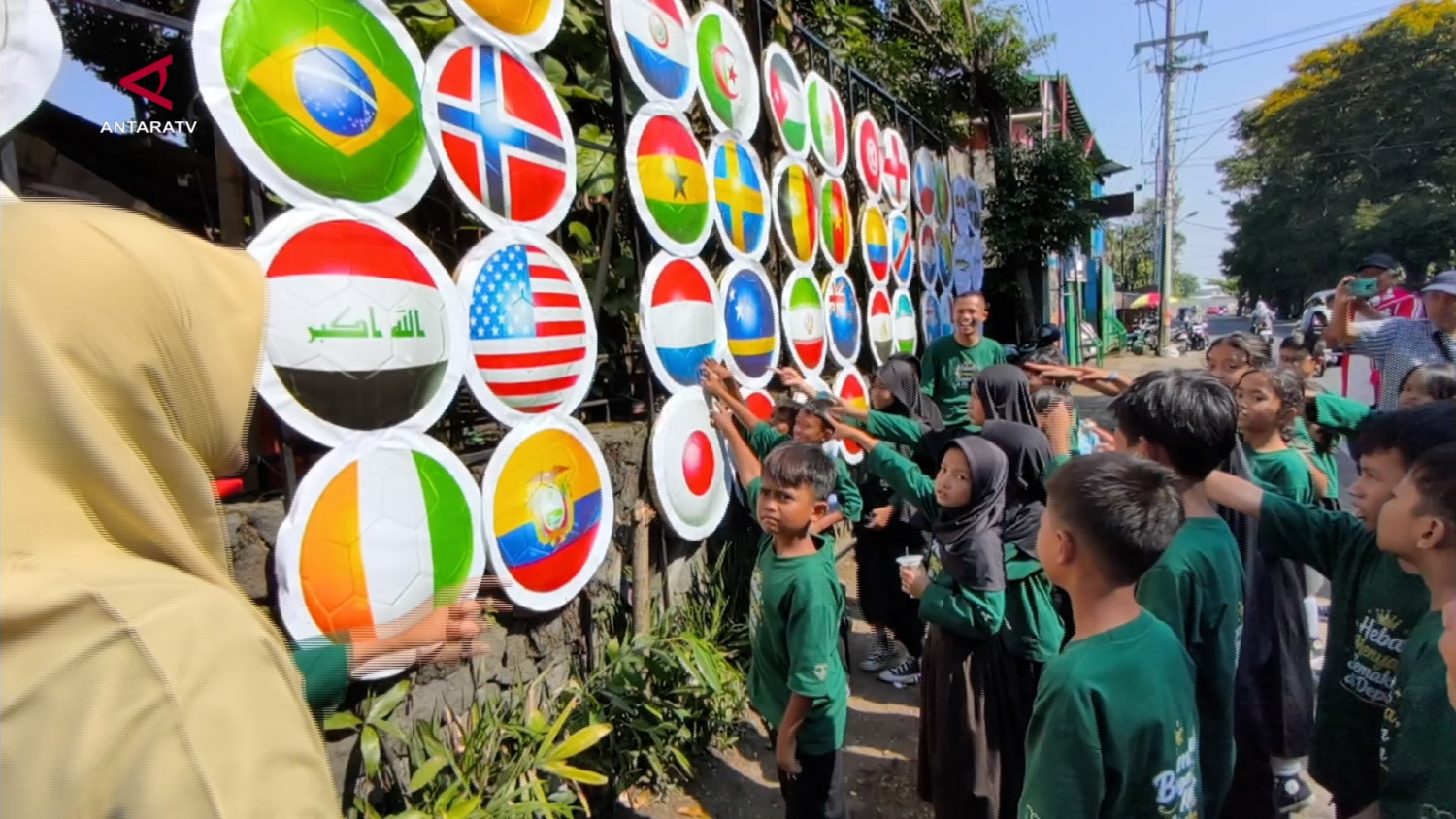 Pemkot Solo kenalkan peserta Piala Dunia ke siswa SD lewat bendera