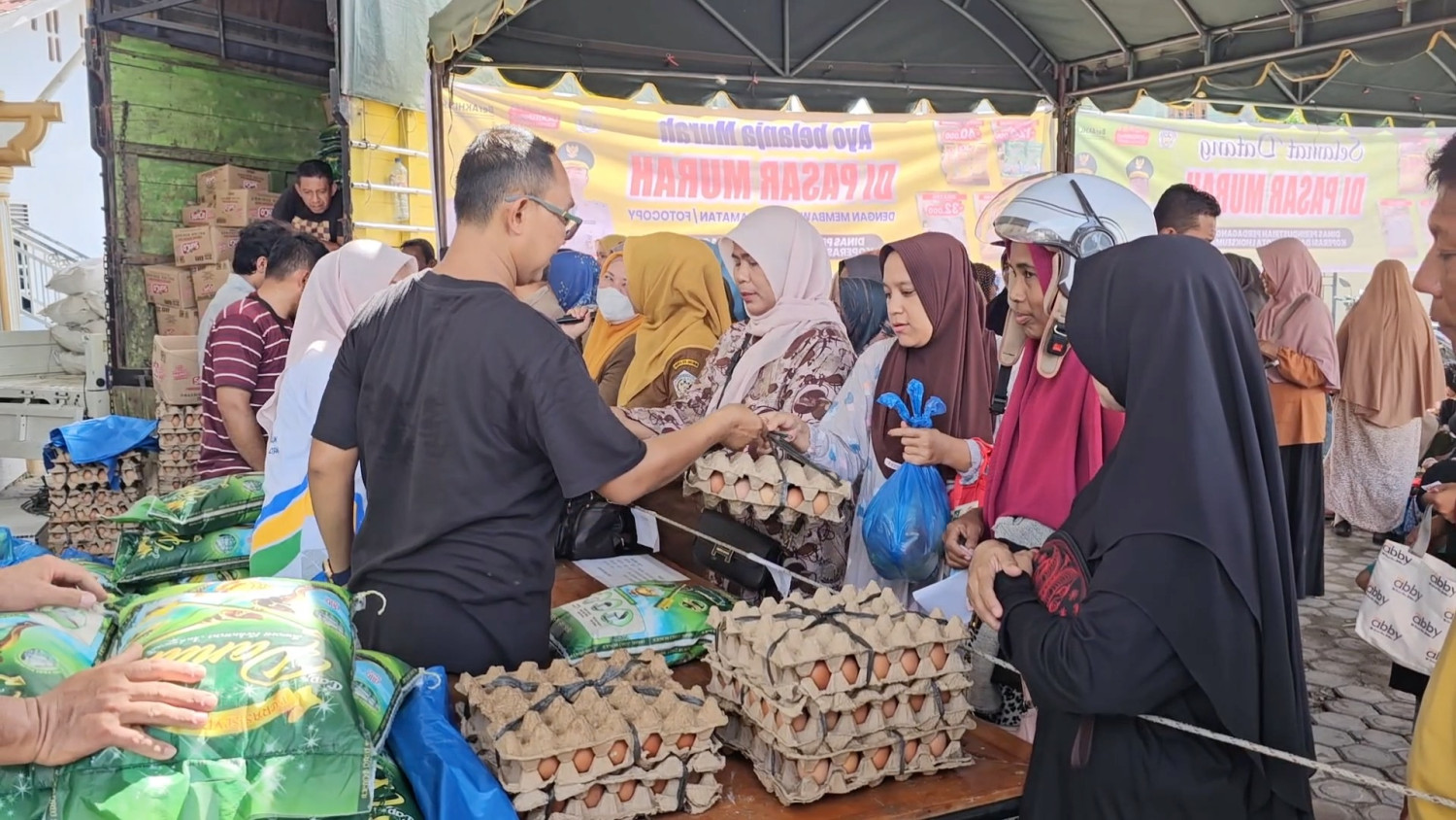 Pemko Lhokseumawe gelar pasar murah bagi penyintas bencana